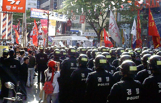 경찰이 명동성당 앞에서 시위대의 행진을 가로막고 있다. 시위 참가자들이 정리집회 후 자진 해산하는 바람에 서로간에 물리적인 충돌은 없었다 